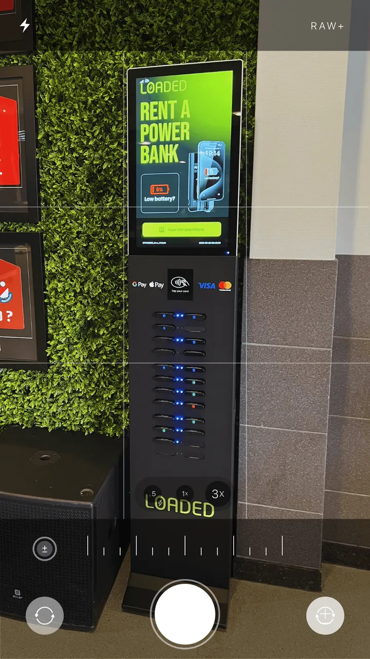 Loaded 24-slot vloerstation met groot verticaal scherm in een horecazaak